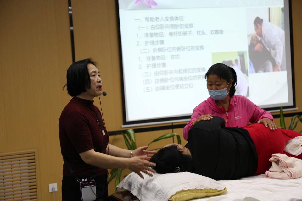 培訓(xùn)結(jié)業(yè)就地招聘<strong></p>
<p>職場招聘
</strong>，就業(yè)困難人員從課堂一步跨到職場:職場招聘
